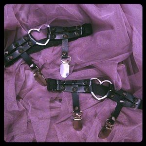 Sexy adjustable spiked thigh garter